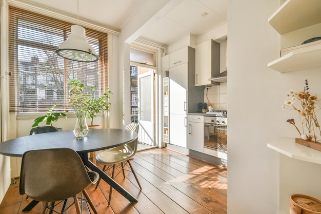 Interno della sala da pranzo in appartamento moderno