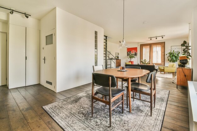 Foto una sala da pranzo e un soggiorno con tavolo in legno