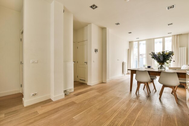 Photo a dining room with a table and chairs