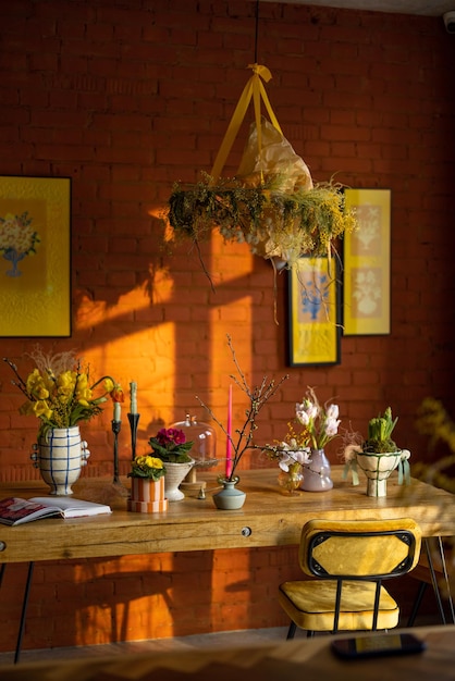 Обеденный стол, украшенный цветами