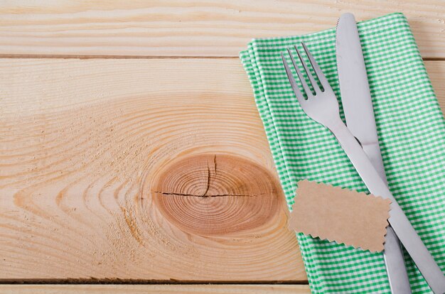 Foto regolazione del tavolo da pranzo. posate con tag vuoto e presente.