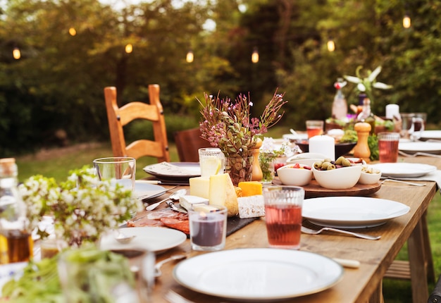 Foto tavolo da pranzo che imposta concetto all'aperto