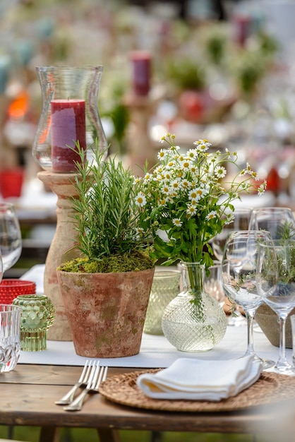 写真 花瓶,鉢,グラス,ろうそく,食器,背景がぼんやりしているダイニングテーブルのセット