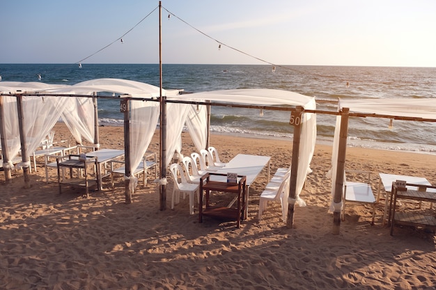 Foto cena apparecchiata sulla bellissima spiaggia