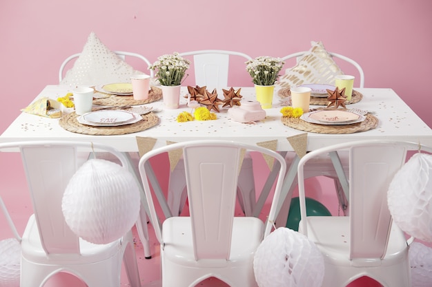 Идеи оформления обеденного стола для Розового Дня Рождения