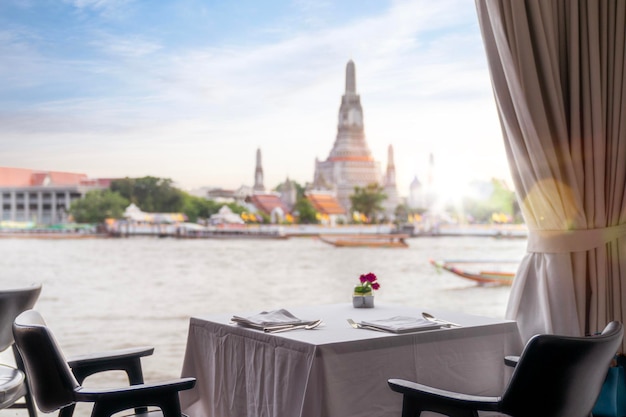 태국 방콕에 있는 왓 아룬 파고다(Wat arun pagoda)와 사원 뒷마당이 있는 레스토랑의 저녁 식사