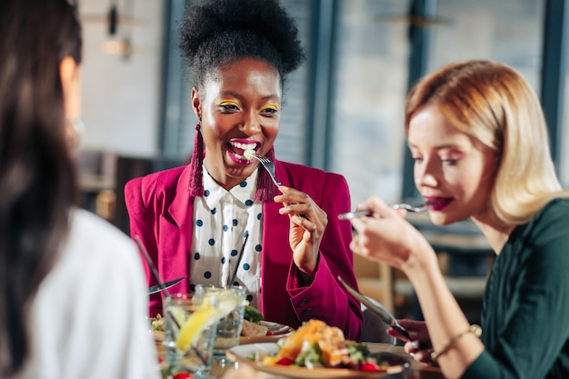 Foto cena insieme tre donne attraenti alla moda che cenano insieme in un bel ristorante