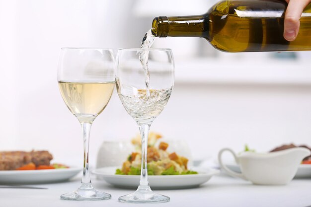 Foto cena con vino al ristorante
