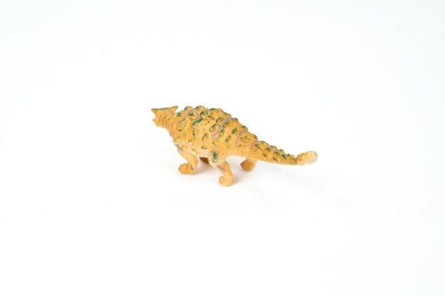 Динозавр. пластиковая резиновая игрушка, изолированные на белом фоне.
