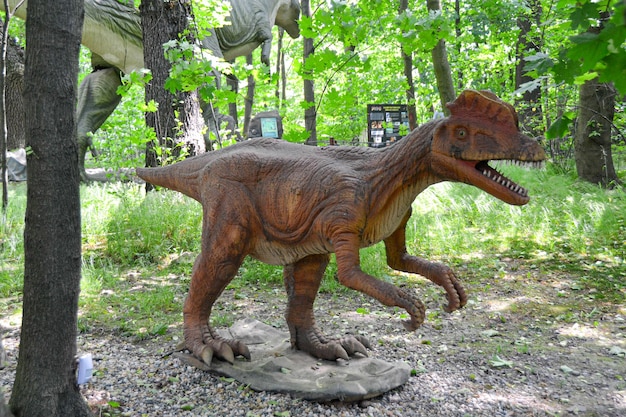Динозавр, изображенный в сцене из юрского мира