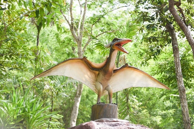 Dinosaurusstandbeeld in het bospark pteranodon