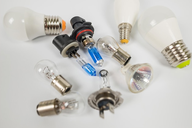 Lampadine a diodi e alogene isolate on white lampada elettrica in vetro per fari automatici