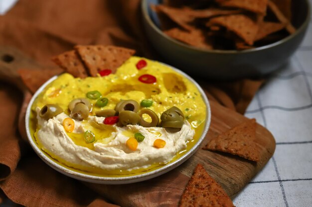 Dip hummus met olijven en nachos chips