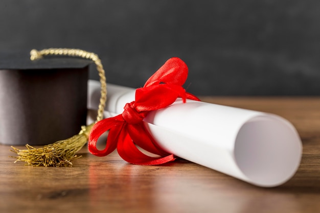 Foto disposizione diploma e cappello di laurea