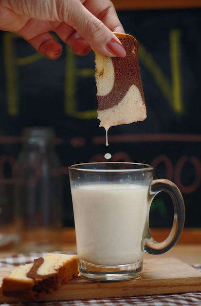 Foto immergere la torta di marmo nel latte.