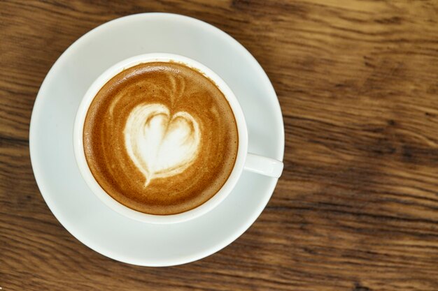 Foto direct boven cappuccino geserveerd op tafel