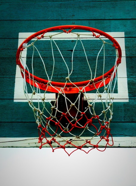 Direct boven de basketbalhoepel