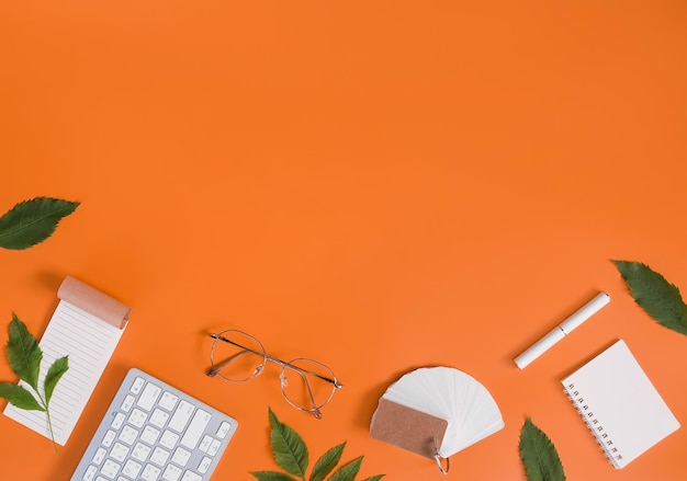 Direct boven de bureautafel met toetsenbord op oranje achtergrond
