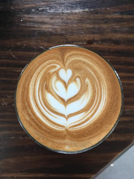 Foto direct boven de cappuccino op de tafel.