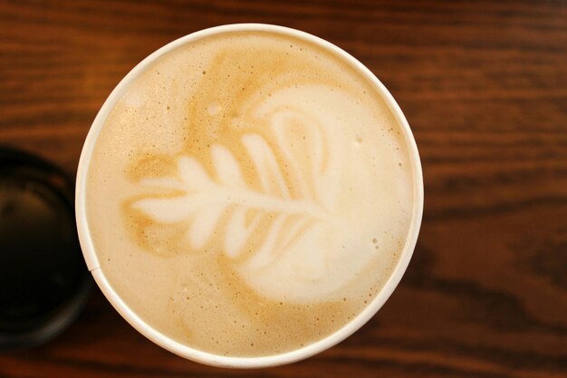 Direct boven de cappuccino op de tafel.