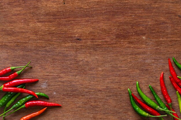 Direct boven de chili pepers op de tafel.