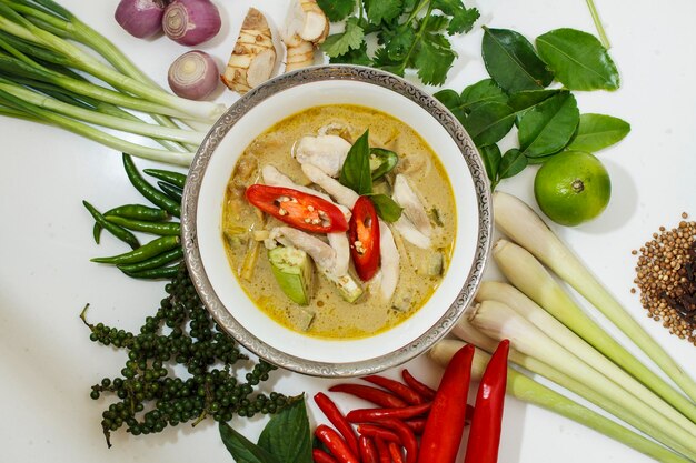 Foto direct boven de curry met ingrediënten op tafel.