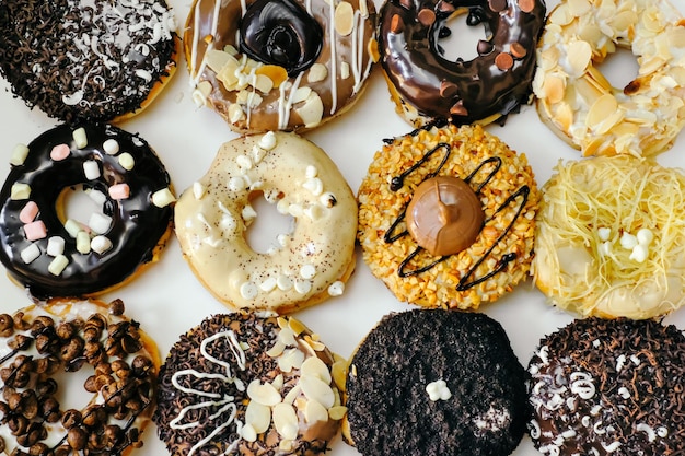 Direct boven de donuts.