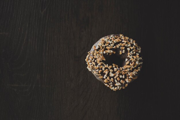 Foto direct boven de doughnut op de tafel.