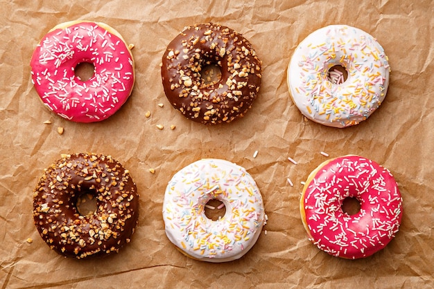 Direct boven de doughnuts.