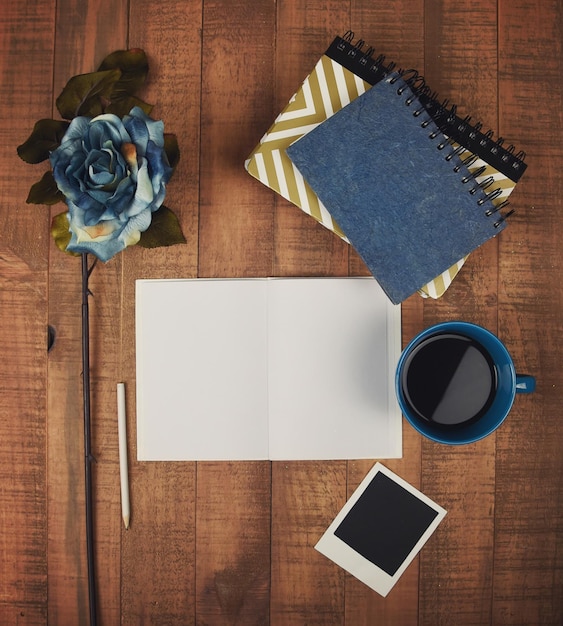 Foto direct boven de foto van boeken bij de koffie op tafel