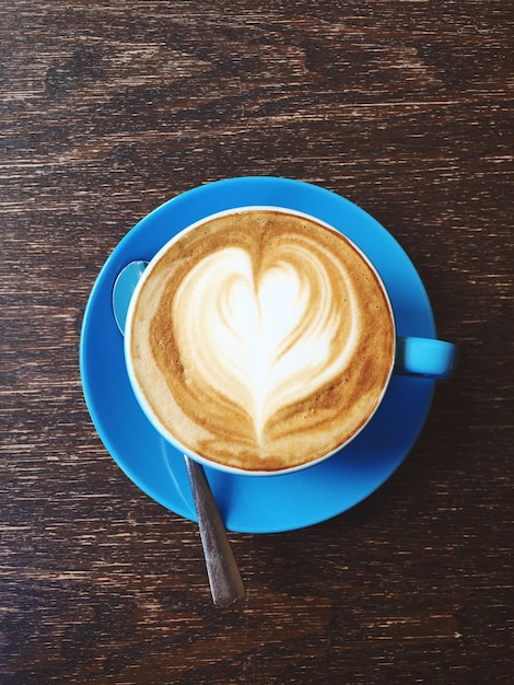 Direct boven de foto van de koffiekop op tafel.
