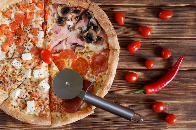 Direct boven de foto van de pizza op de tafel.