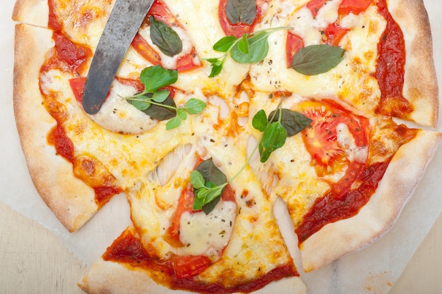 Direct boven de foto van de pizza op de tafel.