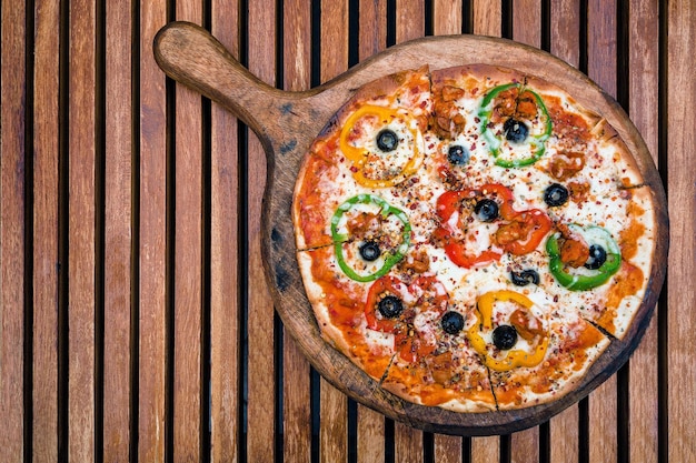 Direct boven de foto van de pizza.