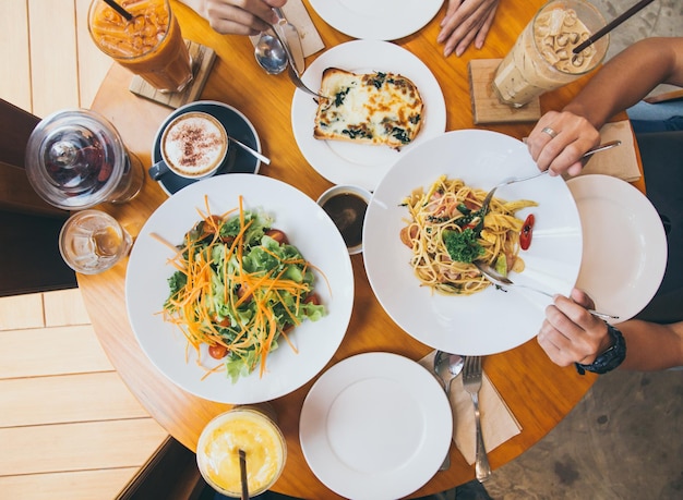 Direct boven de foto van het eten op tafel.