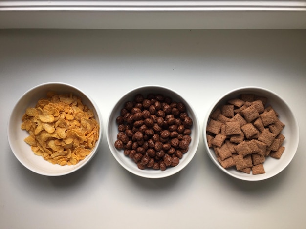 Direct boven de foto van het eten op tafel.