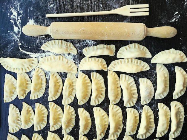 Direct boven de foto van pierogis op de keukentafel.
