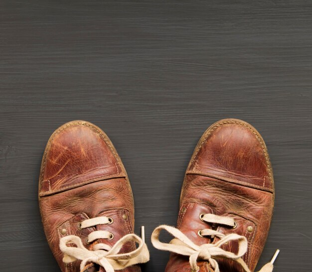 Direct boven de foto van schoenen op tafel.