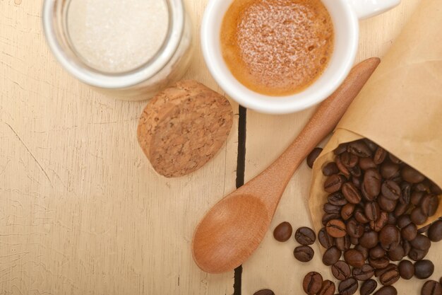 Direct boven de koffie met ingrediënten op tafel.