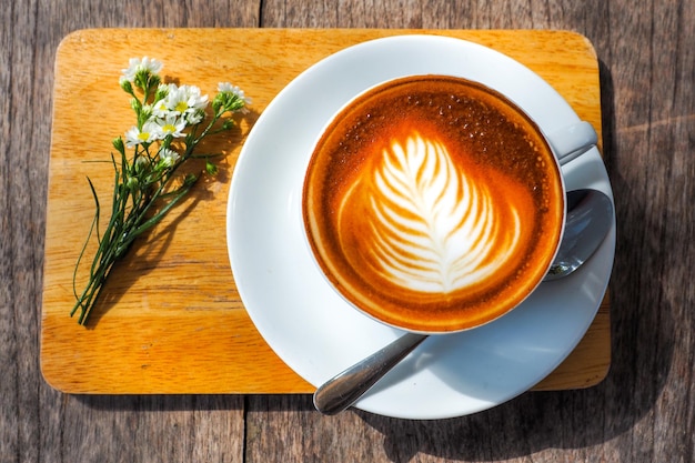 Foto direct boven de koffie op de tafel.