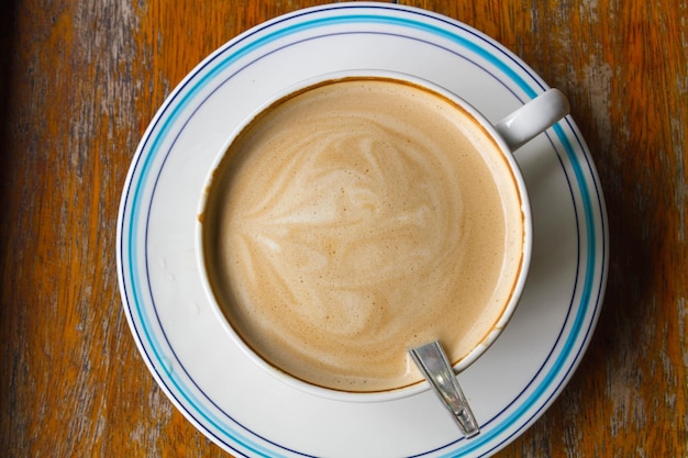 Direct boven de koffie op de tafel.