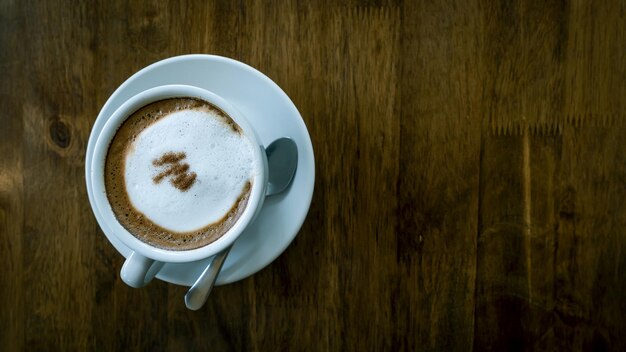 Foto direct boven de koffie op de tafel.