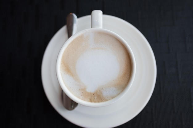 Direct boven de koffie op de tafel.