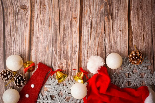 Direct boven de opname van de kerstversiering op tafel.