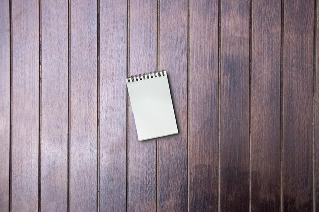 Foto direct boven de opname van een briefje op een houten tafel.