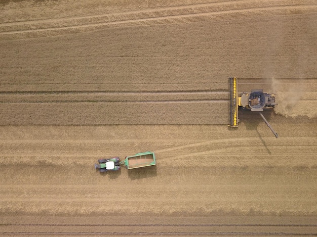 Direct boven de opname van een oogstmachine op het veld
