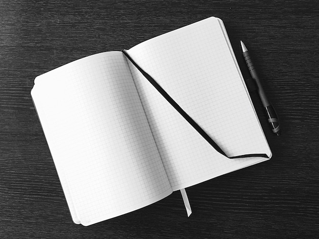 Direct boven de opname van het boek op de tafel