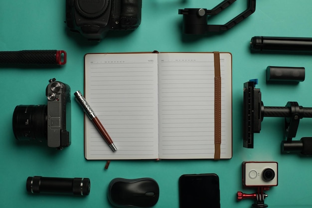 Direct boven de opname van het boek te midden van verschillende fotografische apparatuur