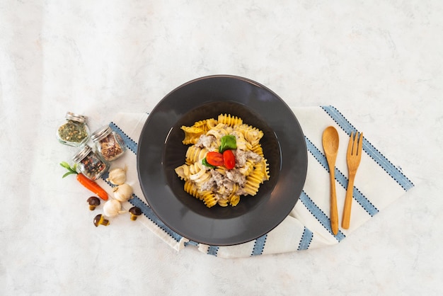 Direct boven de pasta in een schaal op tafel.