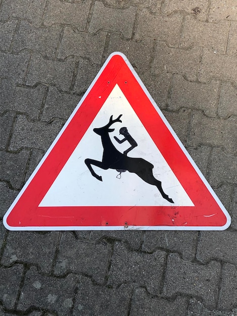 Direct boven de schot van het verkeersbord